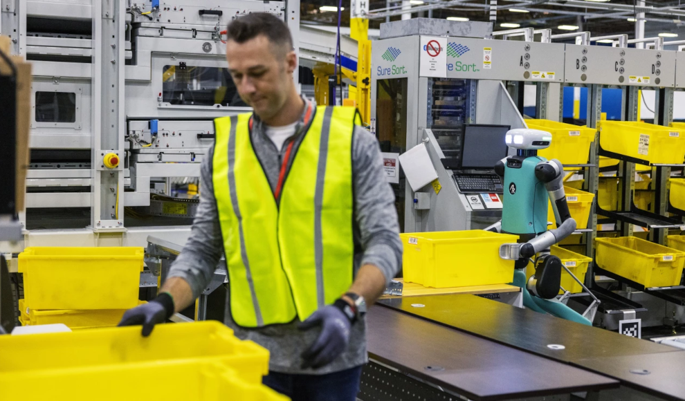 Roboter Digit arbeitet bei Amazon