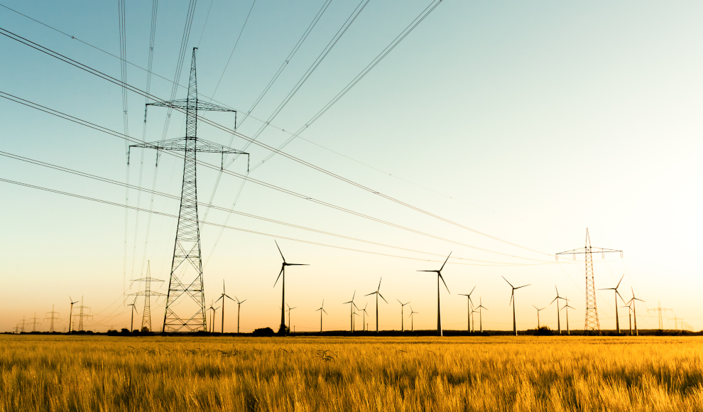 Windkraftwerke in der Nähe von Hochspannungsleitungen