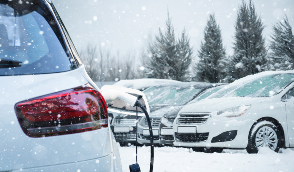 Elektroauto beim Laden im Winter