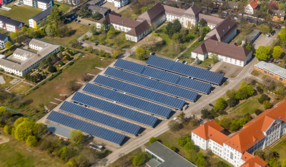 Solaranlage über einem Parkplatz