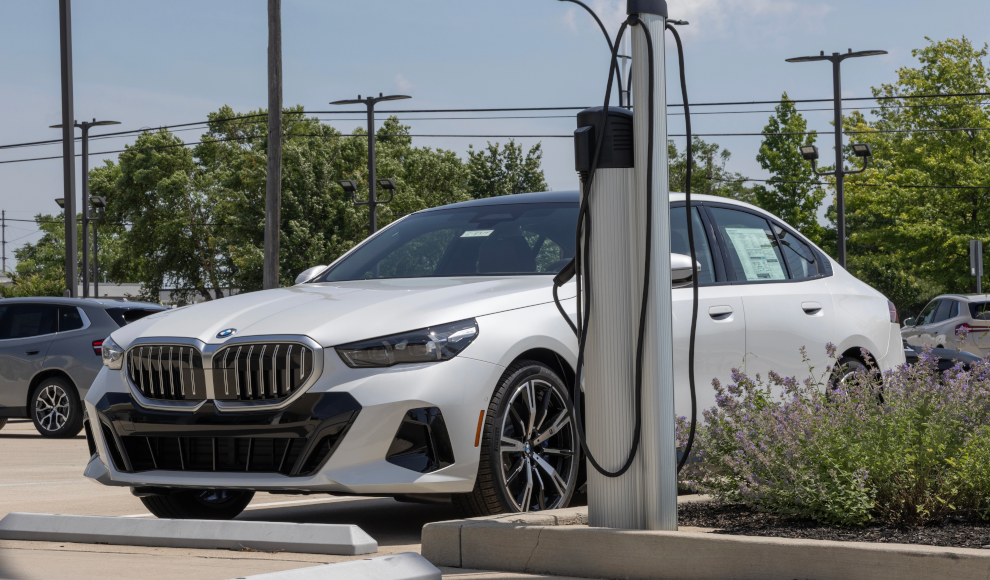 Hybridauto von BMW beim Laden