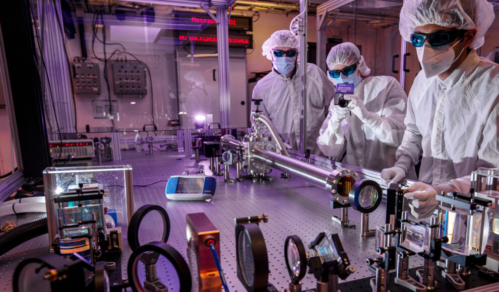 Laser durchleuchtet Lastwagen und Hauswand mit einem einzigen Puls