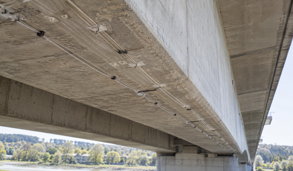 Glasfasern machen verborgene Schäden in Betonbrücken messbar