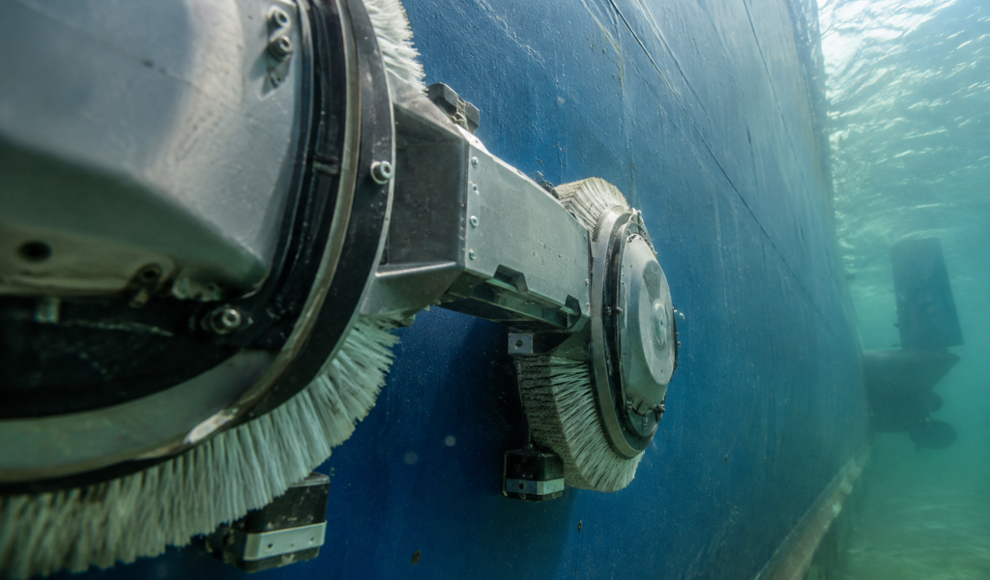 Roboter läuft unter Wasser an senkrechten Schiffswänden