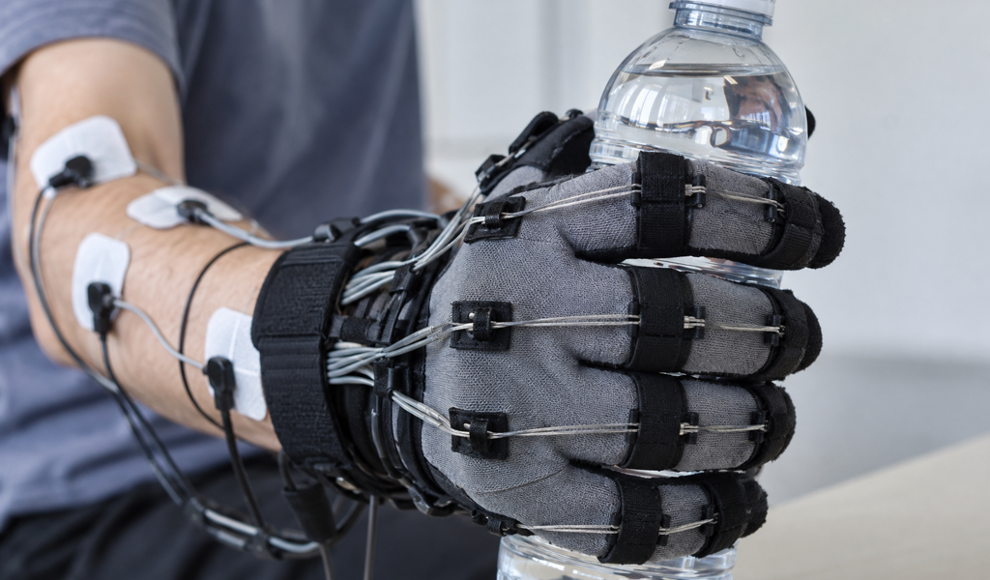 Roboterhandschuh lässt Gelähmte mit der Zunge zugreifen