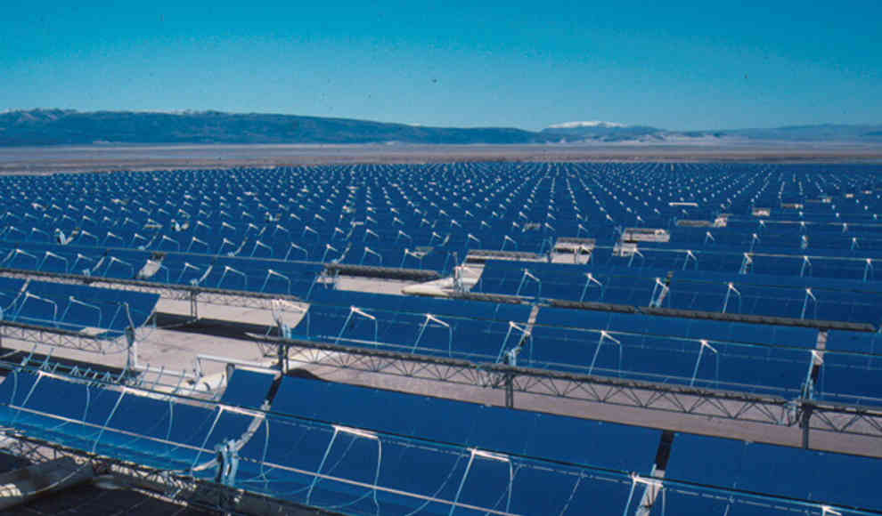 Aufbau erster Solarkraftwerke in der Wüste