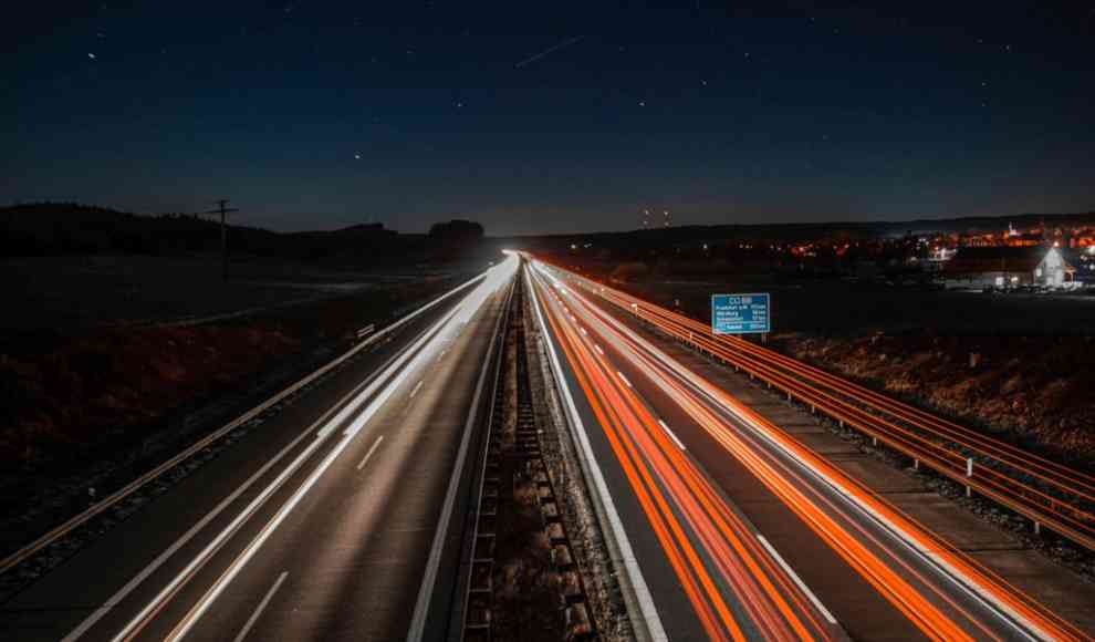 Autobahn in der Nacht