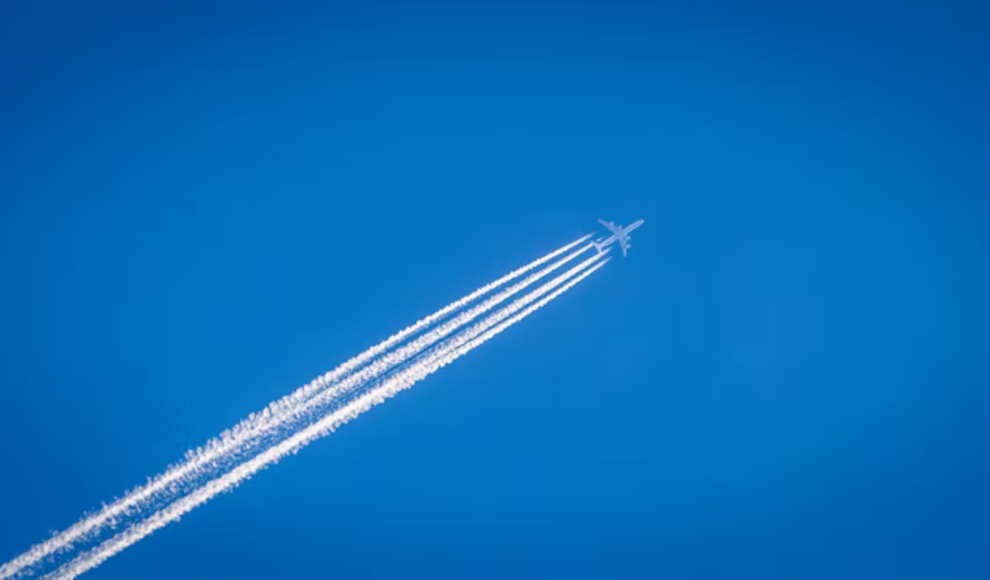 Kondensstreifen eines Flugzeugs über den U.S.A.