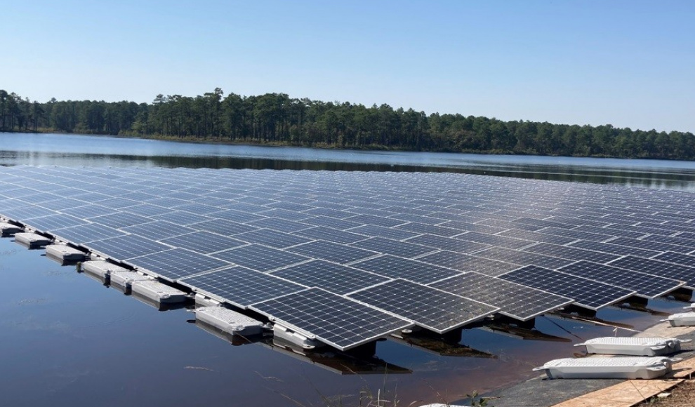 Schwimmendes Solarkraftwerk auf dem Big Muddy Lake 