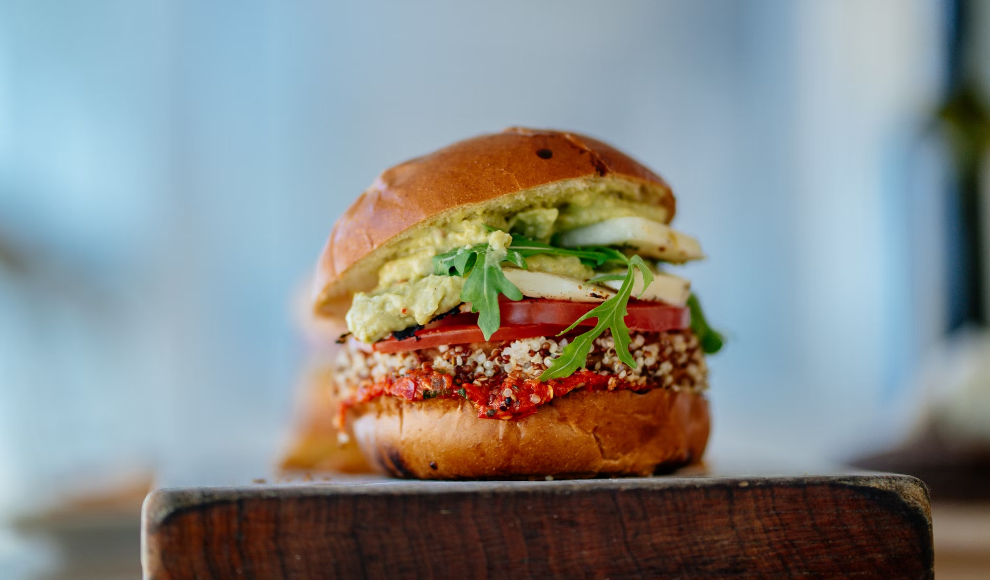 Veganer Burger mit pflanzlichem Fleischersatz