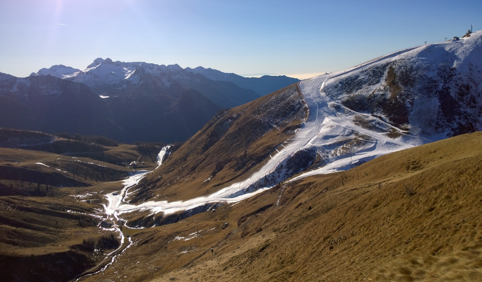 Skigebiet mit künstlicher Beschneiung 