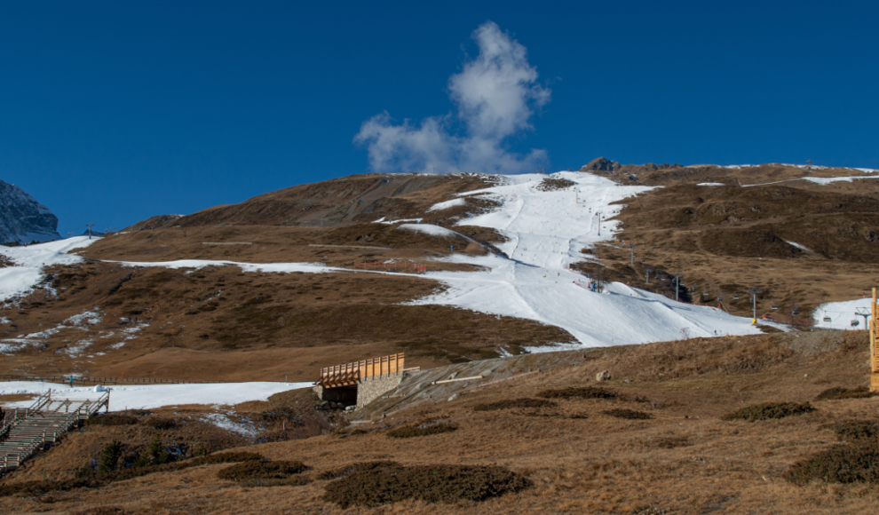 Skigebiet mit künstlicher Beschneiung 