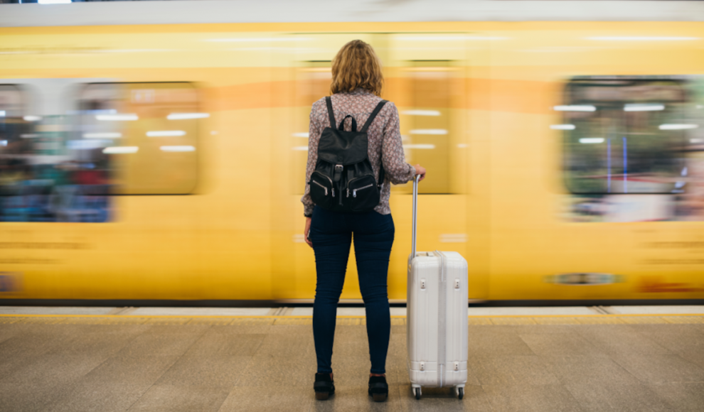 Frau mit Deutschlandticket 