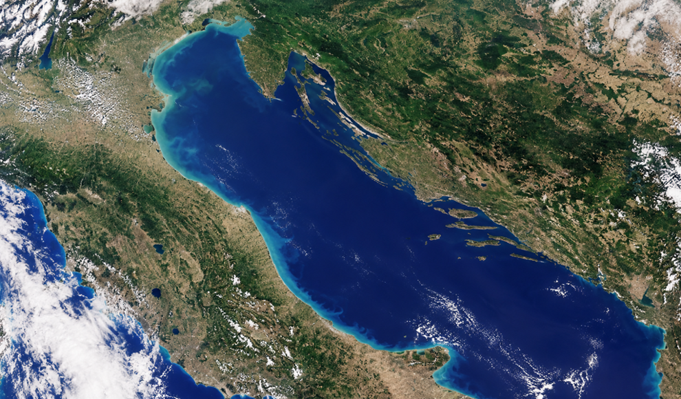 Neuer Satellit zeigt helle Schlieren vor Italiens Küste